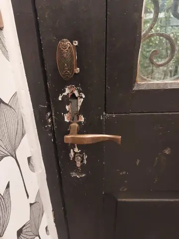 Détail de quincaillerie de porte